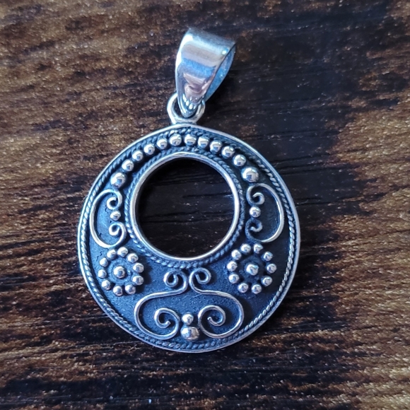 Sterling silver floral pendant - Picture 2 of 4